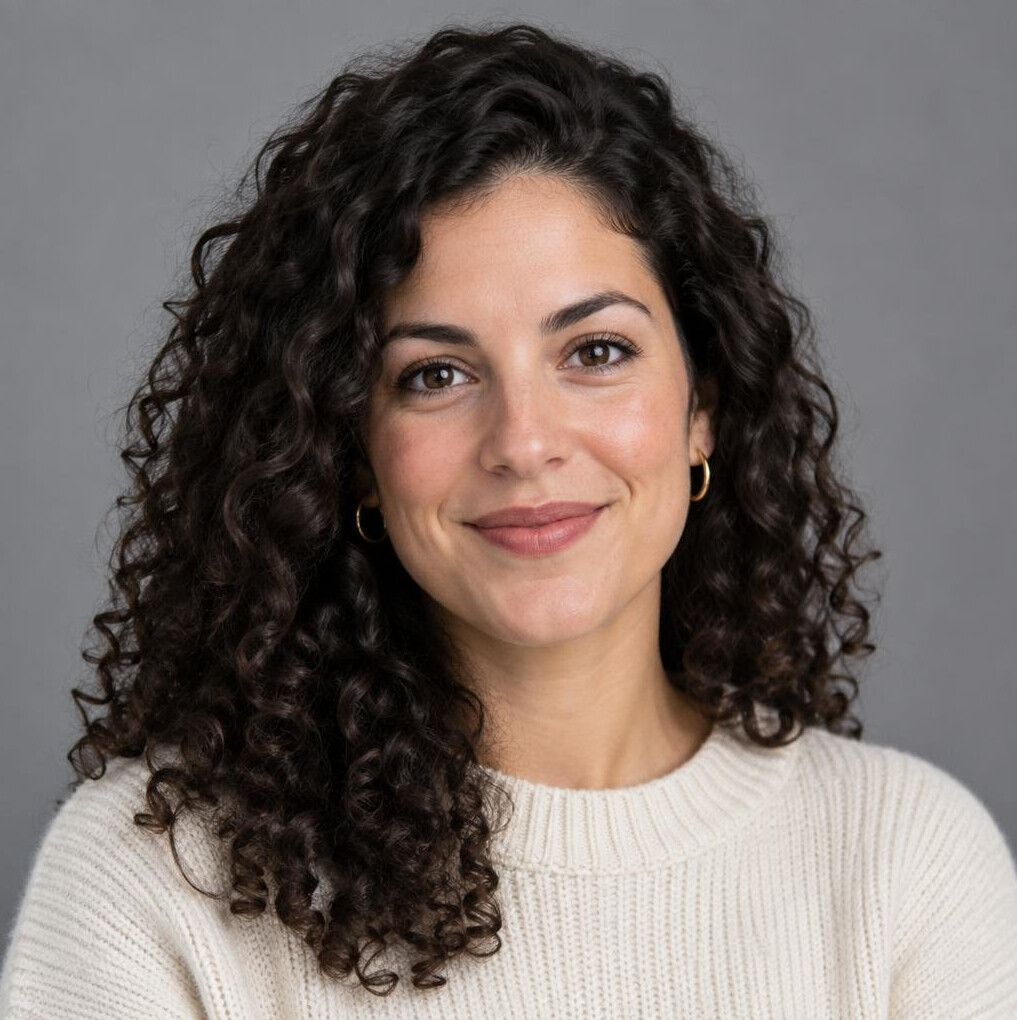 Studio portrait of a Portuguese woman in her 20s, data journalist